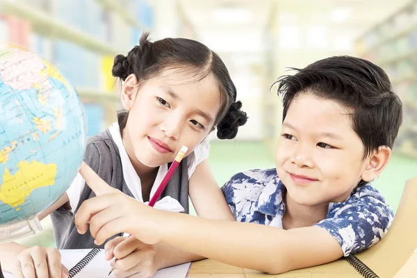 アジアの子供たちは 教室で世界を勉強しています — ストック写真