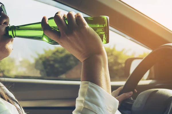 Kobieta Pije Piwo Podczas Jazdy Samochodem — Zdjęcie stockowe
