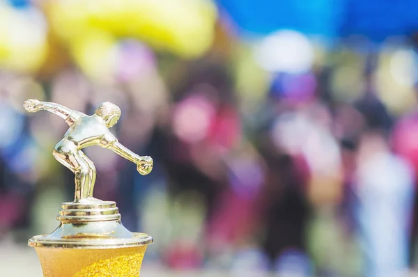 Troféu Esporte Sobre Pessoas Turvas Lotadas Festival Dia Esporte Escolar — Fotografia de Stock