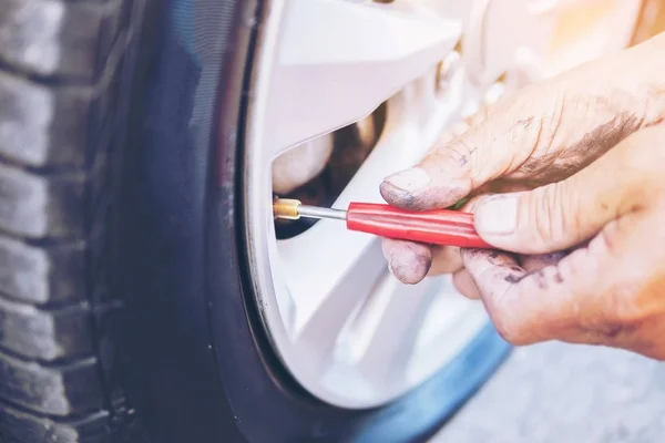 Techniker Repariert Autoreifen — Stockfoto