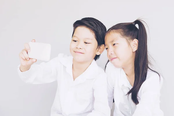 Adorável Asiático Casal Escola Crianças Estão Tomando Selfie Anos Sobre — Fotografia de Stock