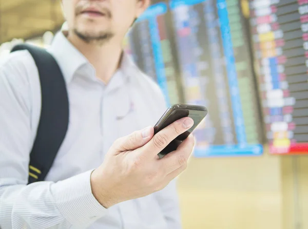 Viajero Negocios Usando Teléfono Móvil Durante Viaje Terminal Del Aeropuerto — Foto de Stock