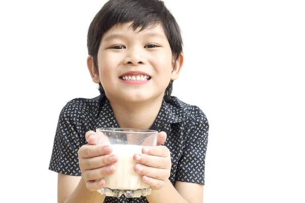 Азіатський Хлопчик Випити Склянку Молока Над Білим Тлом Фото Орієнтована — стокове фото