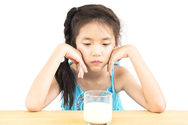 Asiática Chica Mostrando Aversión Expresión Beber Leche Sobre Blanco Fondo — Foto de Stock