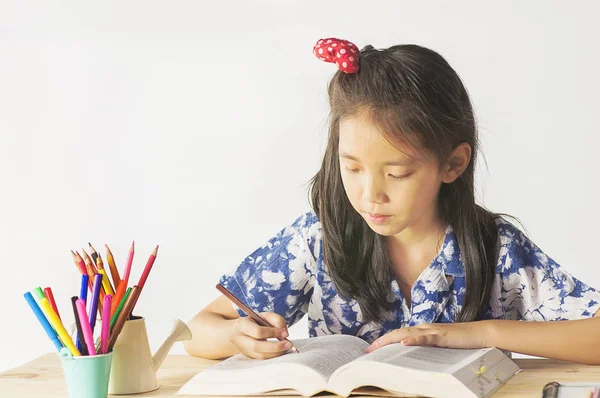 Asyalı Güzel Çocuk Bir Kitap Okuyor — Stok fotoğraf