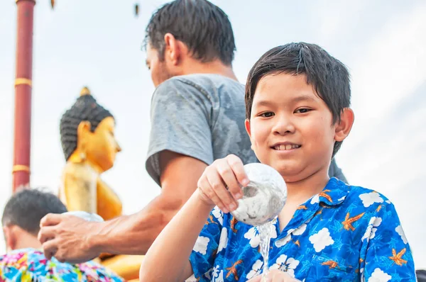 タイの少年は タイのチェンマイ北部タイの非常に有名なイベントでソンクラーン祭りの期間中寺院の古い伝統的な活動を参加します — ストック写真