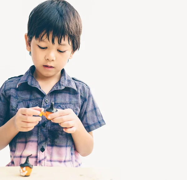 Vintage Stijl Van Aziatische Mooie Jongen Speelt Halloween Clay Gelukkig — Stockfoto