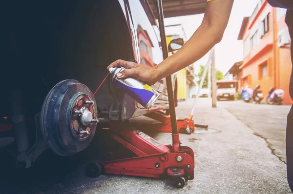 Arbeiter Bringt Neues Rad Ans Auto Auto Wartungskonzept — Stockfoto