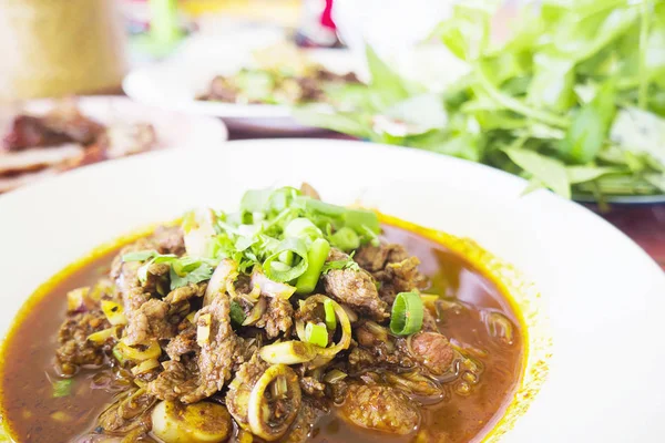 スパイシー揚げ牛肉血サラダ タイ北部スタイルの食品 — ストック写真