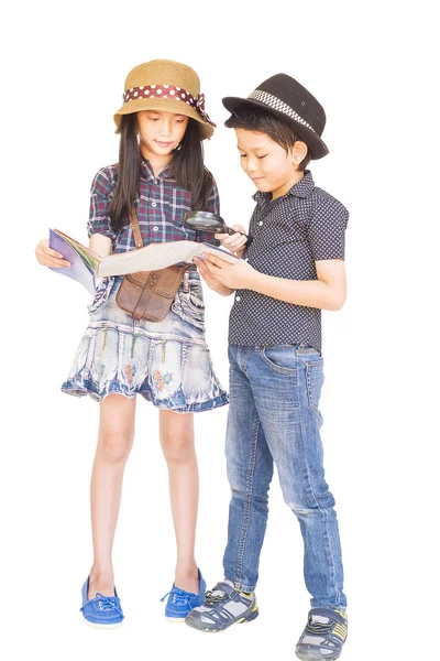アジアの男の子と女の子の方は 地図を勉強している白い背景に分離に行く準備 — ストック写真