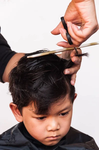 Chlapec Snížit Své Vlasy Kadeřnictví Nad Bílým Pozadím Zaostření Oči — Stock fotografie