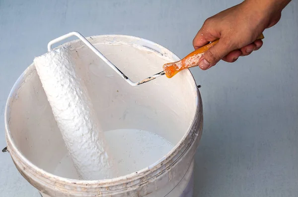Hand Holding Rolling Paint Brush Ready Paint — Stock Photo, Image