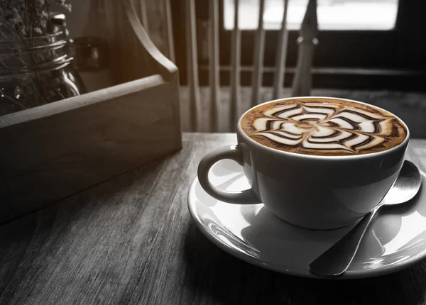 热咖啡杯与温暖的晨光窗口 黑色和白色色调与部分彩色图层图片 — 图库照片