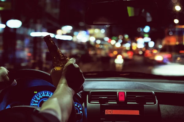 Hombre Bebe Cerveza Mientras Conduce Por Noche Ciudad Peligrosamente Sistema — Foto de Stock