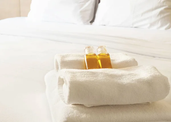 Toalha Hotel Com Shampoo Sabão Conjunto Cama Branca — Fotografia de Stock