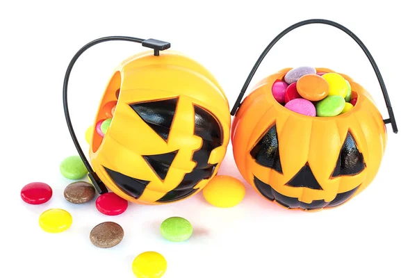 Halloween Secchi Viso Zucca Con Caramelle Colorate All Interno Isolato — Foto Stock