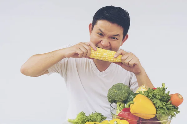亚洲男子的复古照片显示享受在白色背景隔离的新鲜五颜六色的蔬菜的表达 — 图库照片