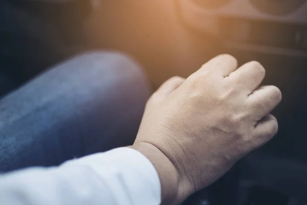 Hombre Conduciendo Coche Mientras Mantiene Control Automático Del Cambio Marchas — Foto de Stock