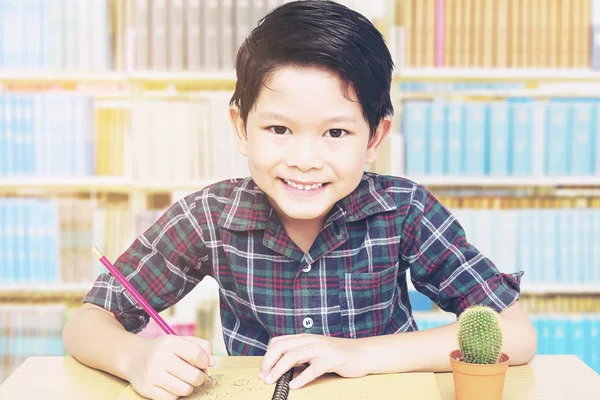 Asyalı Çocuk Mutlu Kitaplığındaki Ödev — Stok fotoğraf