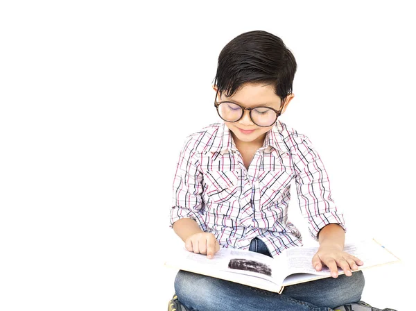 Семилетний Азиатский Мальчик Читает Книгу Изолированы Над Белым — стоковое фото