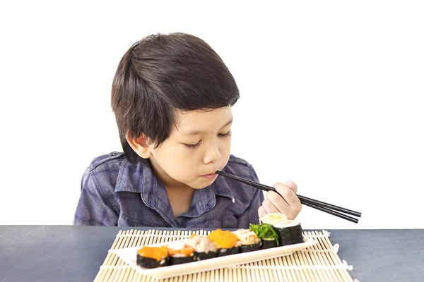 Asiático Lindo Menino Está Comendo Sushi Isolado Sobre Fundo Branco — Fotografia de Stock