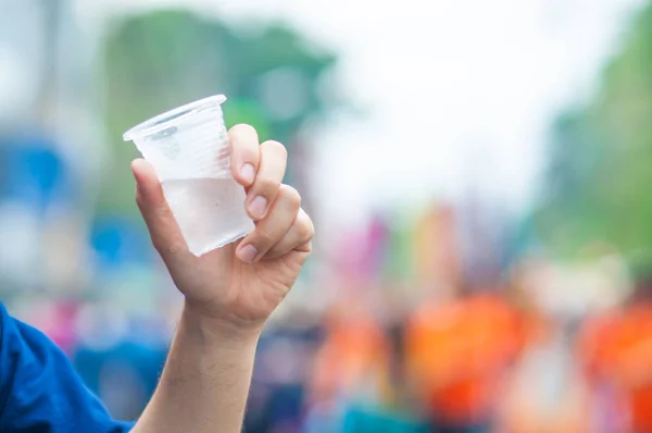 Uomo Del Nord Thailandese Bere Acqua Fresca Fredda Vetro Plastica — Foto Stock