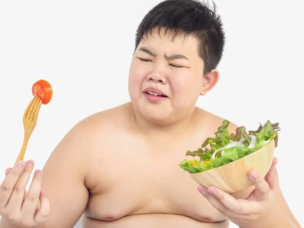 Fat Boy Hatar Att Äta Grönsakssallad — Stockfoto