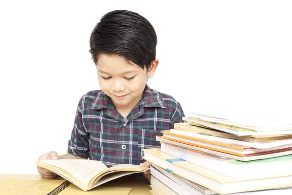Asyalı Çocuk Mutlu Beyaz Bitti Izole Kitap Okumak Için Hazırlanıyor — Stok fotoğraf