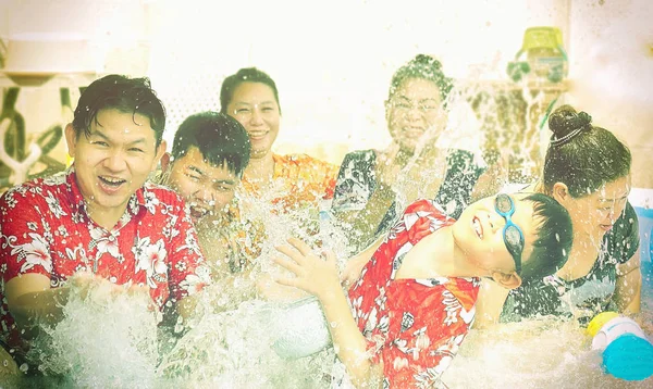 ソンクラン祭りは 伝統的なタイの新年のお祭り時にスプラッシュ水を遊んでいる人のビンテージ写真 — ストック写真