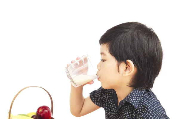 Asiático Menino Está Bebendo Copo Leite Isolado Sobre Fundo Branco — Fotografia de Stock
