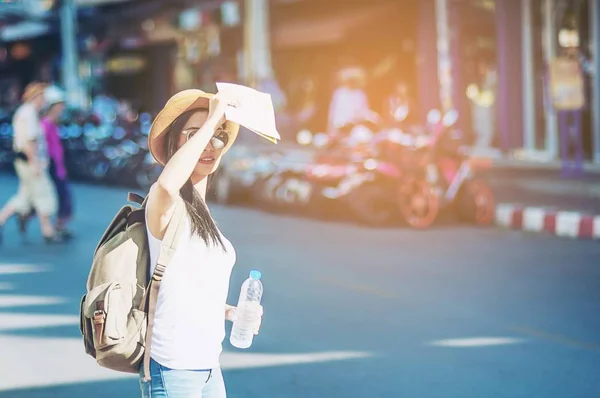 Turista Mujer Viaje Sosteniendo Mapa Mientras Camina Cerca Una Calle — Foto de Stock