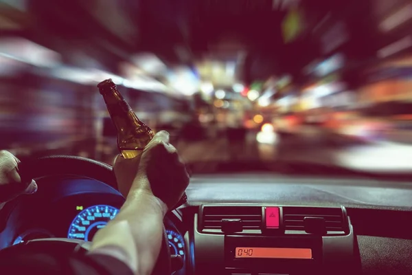 Mężczyzna Napój Piwo Podczas Jazdy Nocy Mieście Niebezpiecznie Lewa Ręka — Zdjęcie stockowe
