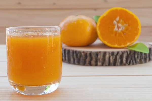 Gesunder Und Schmackhafter Kalter Orangensaft Auf Holztisch — Stockfoto