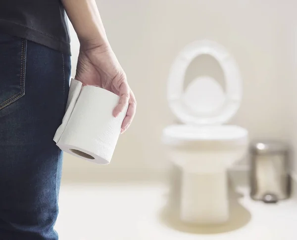 Senhora Segurando Tecido Perto Vaso Sanitário — Fotografia de Stock