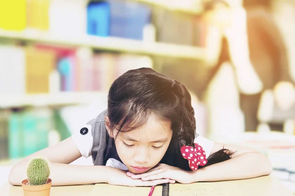 Bir Kız Okulda Ödev Memnun Değil — Stok fotoğraf