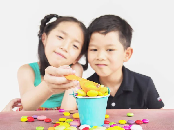 アジアの子供たちのお菓子で遊んで — ストック写真