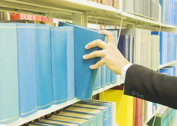 Foto Vintage Hombre Está Seleccionando Libro Estantería Una Biblioteca — Foto de Stock