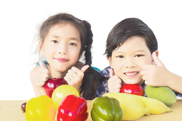 亚洲男孩和女孩显示享受表达与新鲜五颜六色的蔬菜隔离在白色背景 — 图库照片