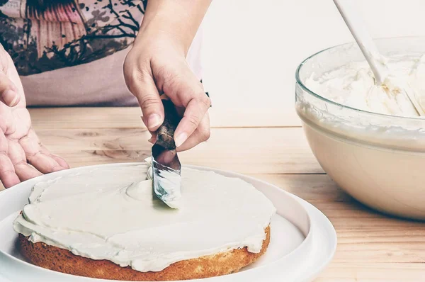 Spatula kullanarak el ile tereyağı krema kek koyarak
