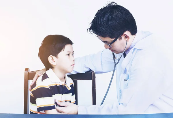 Nemocný Asijské Boy Vyšetřen Lékařem Mužů Nad Bílým Pozadím — Stock fotografie