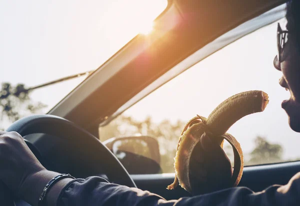 Женщина Ест Банан Время Вождения Автомобиля Опасно — стоковое фото