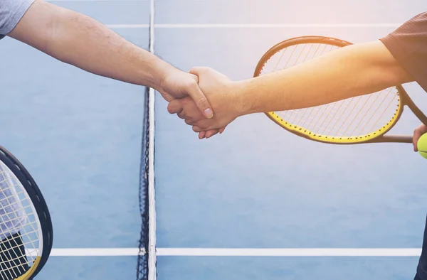 Jugadores Tenis Estrechando Mano Antes Del Partido Cancha Tenis —  Fotos de Stock