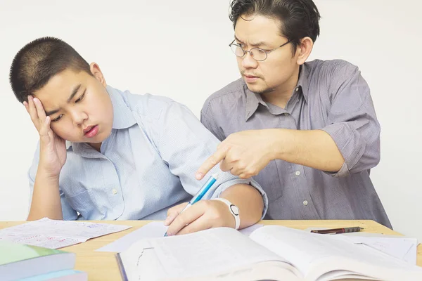 アジアの父が真剣に彼の 歳の息子に宿題を教える — ストック写真