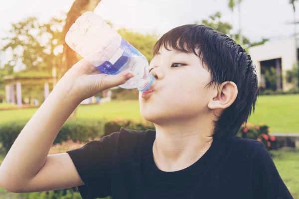 Ragazzo Acqua Potabile Dalla Bottiglia Acqua Vista Inferiore — Foto Stock