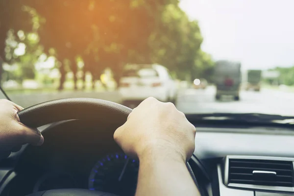 Primer Plano Hombre Conduciendo Coche Usando Dos Manos — Foto de Stock