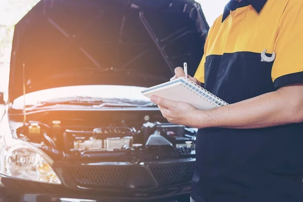 Mecánico Hombre Reparación Coche — Foto de Stock