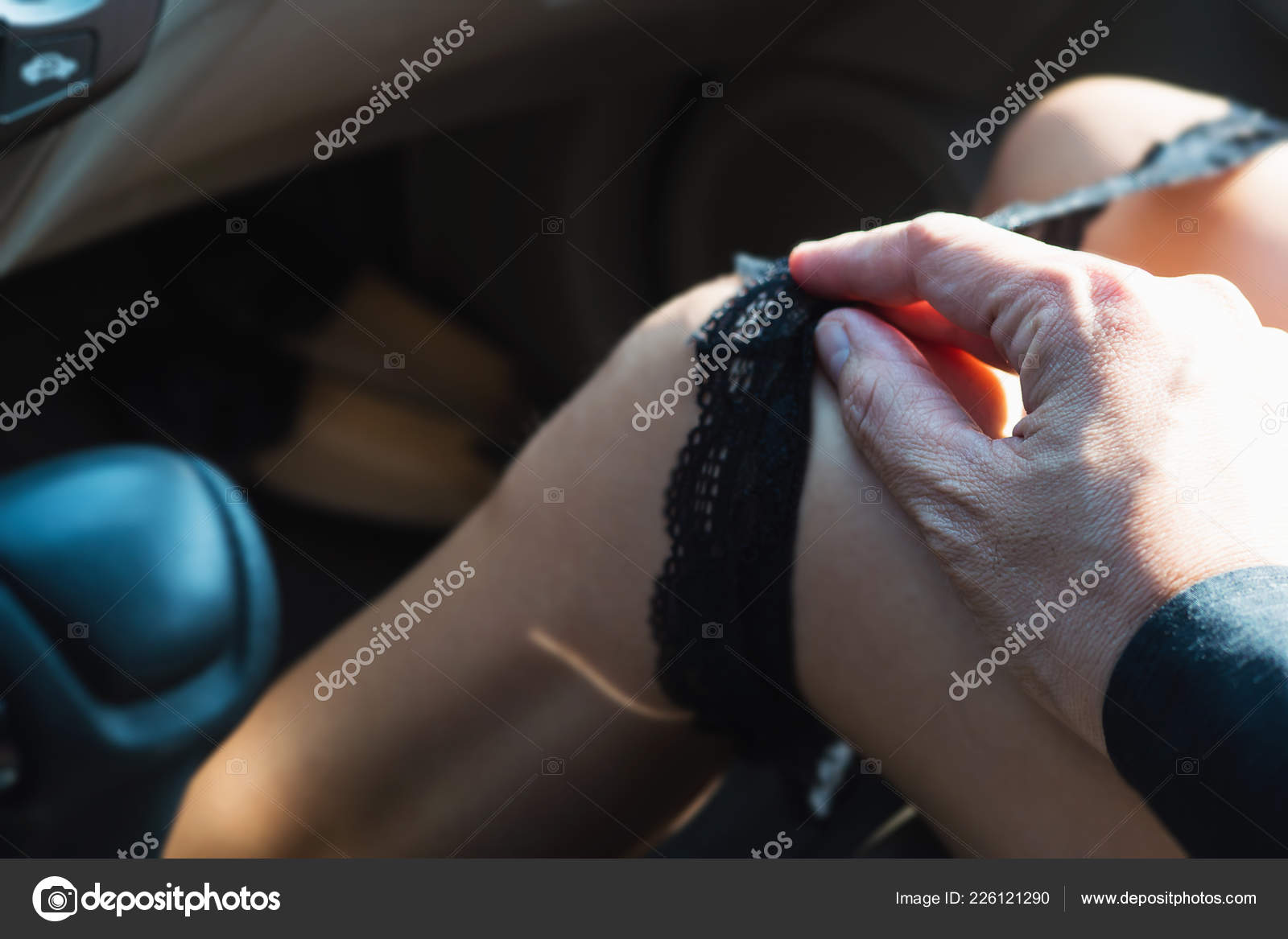 Uomo tirando fodera panty della donna durante la guida o seduto in auto ses...