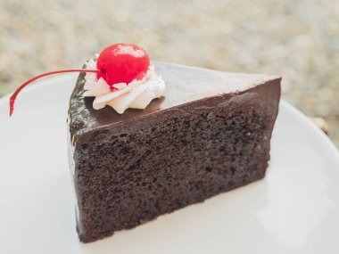 Üzerinde kiraz olan çikolatalı pasta.