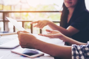 Çalışan kadınlar ofislerinde görüşüyorlar