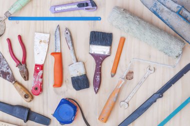 Beyaz ahşap arka plan üzerinde eski inşaat el bir araç seti